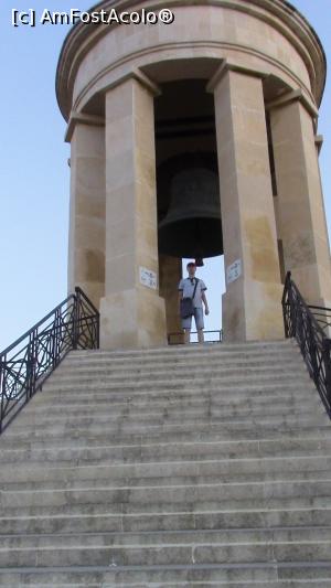 [P88] M-am fotografiat langa marele clopot din bronz de la Mausoleul Siege Bell. » foto by ovidiuyepi
 - 
<span class="allrVoted glyphicon glyphicon-heart hidden" id="av1277329"></span>
<a class="m-l-10 hidden" id="sv1277329" onclick="voting_Foto_DelVot(,1277329,17454)" role="button">șterge vot <span class="glyphicon glyphicon-remove"></span></a>
<a id="v91277329" class=" c-red"  onclick="voting_Foto_SetVot(1277329)" role="button"><span class="glyphicon glyphicon-heart-empty"></span> <b>LIKE</b> = Votează poza</a> <img class="hidden"  id="f1277329W9" src="/imagini/loader.gif" border="0" /><span class="AjErrMes hidden" id="e1277329ErM"></span>