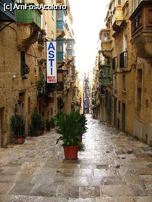 [P18] Strada din Valletta » foto by Radu Tudoran
 - 
<span class="allrVoted glyphicon glyphicon-heart hidden" id="av813393"></span>
<a class="m-l-10 hidden" id="sv813393" onclick="voting_Foto_DelVot(,813393,17454)" role="button">șterge vot <span class="glyphicon glyphicon-remove"></span></a>
<a id="v9813393" class=" c-red"  onclick="voting_Foto_SetVot(813393)" role="button"><span class="glyphicon glyphicon-heart-empty"></span> <b>LIKE</b> = Votează poza</a> <img class="hidden"  id="f813393W9" src="/imagini/loader.gif" border="0" /><span class="AjErrMes hidden" id="e813393ErM"></span>