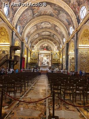 [P02] Catedrala, de dimensiuni impresionante, a fost construita la ordinul Marelui Maestru Jean de la Cassiere si poarta hramul Sf. Ioan Botezatorul, sfantul patron al Ordinului Ioanitilor. Este deschisa publicului de luni pana vineri intre orele 9.30 si 16.30, sambata pana la ora 12.00. Duminica, numai membrii congregatiei pot vizita catedrala. Am intrat in catedrala prin strada Republicii, dupa ce am platit 15 euro/adult. » foto by geani anto
 - 
<span class="allrVoted glyphicon glyphicon-heart hidden" id="av1258029"></span>
<a class="m-l-10 hidden" id="sv1258029" onclick="voting_Foto_DelVot(,1258029,17454)" role="button">șterge vot <span class="glyphicon glyphicon-remove"></span></a>
<a id="v91258029" class=" c-red"  onclick="voting_Foto_SetVot(1258029)" role="button"><span class="glyphicon glyphicon-heart-empty"></span> <b>LIKE</b> = Votează poza</a> <img class="hidden"  id="f1258029W9" src="/imagini/loader.gif" border="0" /><span class="AjErrMes hidden" id="e1258029ErM"></span>