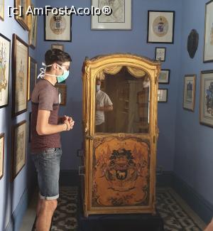 [P23] Acest coridor ascunde una din marile comori ale casei: un palanchin aurit realizat pentru cavalerul maltez Fra Victor Nicoles de Vachon Belmont, care a fost capitan general al flotei de galere. Palanchinul are picturi ornamentale si culoarea aurita, draperii si captuseala interioara din plus si blazonul cavalerului inscriptionat chiar pe usa din fata. Acesta era folosit in vremurile de demult, pentru deplasarea nobililor, fiind dus pe umeri de catre localnici si sclavii musulmani. » foto by geani anto
 - 
<span class="allrVoted glyphicon glyphicon-heart hidden" id="av1260694"></span>
<a class="m-l-10 hidden" id="sv1260694" onclick="voting_Foto_DelVot(,1260694,17454)" role="button">șterge vot <span class="glyphicon glyphicon-remove"></span></a>
<a id="v91260694" class=" c-red"  onclick="voting_Foto_SetVot(1260694)" role="button"><span class="glyphicon glyphicon-heart-empty"></span> <b>LIKE</b> = Votează poza</a> <img class="hidden"  id="f1260694W9" src="/imagini/loader.gif" border="0" /><span class="AjErrMes hidden" id="e1260694ErM"></span>
