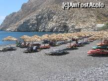 [P21] Plaja cu nisip negru din Kamari, la 10 km de Thira. Sus, in dreapta, ajungeti la Vechea Thera. » foto by motaneata
 - 
<span class="allrVoted glyphicon glyphicon-heart hidden" id="av160170"></span>
<a class="m-l-10 hidden" id="sv160170" onclick="voting_Foto_DelVot(,160170,17461)" role="button">șterge vot <span class="glyphicon glyphicon-remove"></span></a>
<a id="v9160170" class=" c-red"  onclick="voting_Foto_SetVot(160170)" role="button"><span class="glyphicon glyphicon-heart-empty"></span> <b>LIKE</b> = Votează poza</a> <img class="hidden"  id="f160170W9" src="/imagini/loader.gif" border="0" /><span class="AjErrMes hidden" id="e160170ErM"></span>