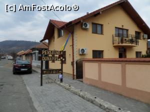 [P02] Pensiunea Dunavis văzută din stradă, cu locurile de parcare.  » foto by Safta Radu
 - 
<span class="allrVoted glyphicon glyphicon-heart hidden" id="av1059487"></span>
<a class="m-l-10 hidden" id="sv1059487" onclick="voting_Foto_DelVot(,1059487,17463)" role="button">șterge vot <span class="glyphicon glyphicon-remove"></span></a>
<a id="v91059487" class=" c-red"  onclick="voting_Foto_SetVot(1059487)" role="button"><span class="glyphicon glyphicon-heart-empty"></span> <b>LIKE</b> = Votează poza</a> <img class="hidden"  id="f1059487W9" src="/imagini/loader.gif" border="0" /><span class="AjErrMes hidden" id="e1059487ErM"></span>