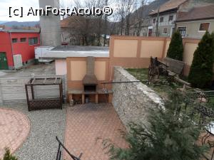 [P03] Grătarul şi locul unde vara este montată piscina. Undeva în partea stângă se află foişorul.  » foto by Safta Radu
 - 
<span class="allrVoted glyphicon glyphicon-heart hidden" id="av1059488"></span>
<a class="m-l-10 hidden" id="sv1059488" onclick="voting_Foto_DelVot(,1059488,17463)" role="button">șterge vot <span class="glyphicon glyphicon-remove"></span></a>
<a id="v91059488" class=" c-red"  onclick="voting_Foto_SetVot(1059488)" role="button"><span class="glyphicon glyphicon-heart-empty"></span> <b>LIKE</b> = Votează poza</a> <img class="hidden"  id="f1059488W9" src="/imagini/loader.gif" border="0" /><span class="AjErrMes hidden" id="e1059488ErM"></span>