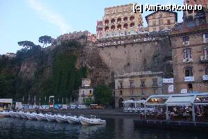 [P06] hotelul Excelsior Vittoria din Sorrento vazut de jos de langa port » foto by chucky31*
 - 
<span class="allrVoted glyphicon glyphicon-heart hidden" id="av397498"></span>
<a class="m-l-10 hidden" id="sv397498" onclick="voting_Foto_DelVot(,397498,17505)" role="button">șterge vot <span class="glyphicon glyphicon-remove"></span></a>
<a id="v9397498" class=" c-red"  onclick="voting_Foto_SetVot(397498)" role="button"><span class="glyphicon glyphicon-heart-empty"></span> <b>LIKE</b> = Votează poza</a> <img class="hidden"  id="f397498W9" src="/imagini/loader.gif" border="0" /><span class="AjErrMes hidden" id="e397498ErM"></span>