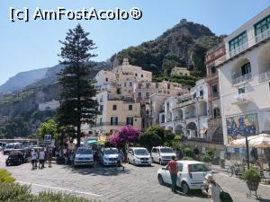 [P09] Amalfi, vedere din Piazza Flavio Gioia, spre stânga, sus se vede turla Chiesei di Maria Santissima Annunziata, iar jos lângă ceramica cu harta orașului este Museo di Arsenale.  » foto by maryka
 - 
<span class="allrVoted glyphicon glyphicon-heart hidden" id="av1089315"></span>
<a class="m-l-10 hidden" id="sv1089315" onclick="voting_Foto_DelVot(,1089315,17505)" role="button">șterge vot <span class="glyphicon glyphicon-remove"></span></a>
<a id="v91089315" class=" c-red"  onclick="voting_Foto_SetVot(1089315)" role="button"><span class="glyphicon glyphicon-heart-empty"></span> <b>LIKE</b> = Votează poza</a> <img class="hidden"  id="f1089315W9" src="/imagini/loader.gif" border="0" /><span class="AjErrMes hidden" id="e1089315ErM"></span>