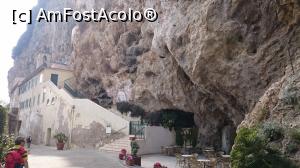 [P53] Venind pe jos de la Ravelo la Amalfi am dat si de Sanctuarul lui Cosma și Damiano, o biserică în stâncă foarte veche.  » foto by Aurici
 - 
<span class="allrVoted glyphicon glyphicon-heart hidden" id="av853009"></span>
<a class="m-l-10 hidden" id="sv853009" onclick="voting_Foto_DelVot(,853009,17505)" role="button">șterge vot <span class="glyphicon glyphicon-remove"></span></a>
<a id="v9853009" class=" c-red"  onclick="voting_Foto_SetVot(853009)" role="button"><span class="glyphicon glyphicon-heart-empty"></span> <b>LIKE</b> = Votează poza</a> <img class="hidden"  id="f853009W9" src="/imagini/loader.gif" border="0" /><span class="AjErrMes hidden" id="e853009ErM"></span>