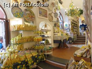 [P07] un magazin de suveniruri din Positano » foto by indiralisa_26
 - 
<span class="allrVoted glyphicon glyphicon-heart hidden" id="av1102120"></span>
<a class="m-l-10 hidden" id="sv1102120" onclick="voting_Foto_DelVot(,1102120,17505)" role="button">șterge vot <span class="glyphicon glyphicon-remove"></span></a>
<a id="v91102120" class=" c-red"  onclick="voting_Foto_SetVot(1102120)" role="button"><span class="glyphicon glyphicon-heart-empty"></span> <b>LIKE</b> = Votează poza</a> <img class="hidden"  id="f1102120W9" src="/imagini/loader.gif" border="0" /><span class="AjErrMes hidden" id="e1102120ErM"></span>