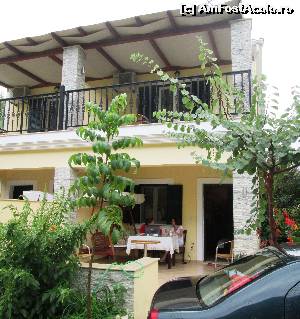 [P13] Casuta/vila Azalea din VAsiliki cu cele 2 apartamente pe 2 etaje.  » foto by calatorul
 - 
<span class="allrVoted glyphicon glyphicon-heart hidden" id="av568204"></span>
<a class="m-l-10 hidden" id="sv568204" onclick="voting_Foto_DelVot(,568204,17520)" role="button">șterge vot <span class="glyphicon glyphicon-remove"></span></a>
<a id="v9568204" class=" c-red"  onclick="voting_Foto_SetVot(568204)" role="button"><span class="glyphicon glyphicon-heart-empty"></span> <b>LIKE</b> = Votează poza</a> <img class="hidden"  id="f568204W9" src="/imagini/loader.gif" border="0" /><span class="AjErrMes hidden" id="e568204ErM"></span>