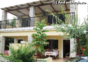 [P14] Asa arata o vila/casa la Azalea Aparts. cu cate 2 apartamente pe 2 etaje, inconjurate de gradina. In fata terasa si sus balconul apartamentului.  » foto by calatorul
 - 
<span class="allrVoted glyphicon glyphicon-heart hidden" id="av568205"></span>
<a class="m-l-10 hidden" id="sv568205" onclick="voting_Foto_DelVot(,568205,17520)" role="button">șterge vot <span class="glyphicon glyphicon-remove"></span></a>
<a id="v9568205" class=" c-red"  onclick="voting_Foto_SetVot(568205)" role="button"><span class="glyphicon glyphicon-heart-empty"></span> <b>LIKE</b> = Votează poza</a> <img class="hidden"  id="f568205W9" src="/imagini/loader.gif" border="0" /><span class="AjErrMes hidden" id="e568205ErM"></span>