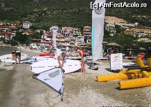 [P03] Plaja de la Pondi, in Vasiliki, la cateva minute de vila, plina de surfuri pentru toata lumea.  » foto by calatorul
 - 
<span class="allrVoted glyphicon glyphicon-heart hidden" id="av565255"></span>
<a class="m-l-10 hidden" id="sv565255" onclick="voting_Foto_DelVot(,565255,17520)" role="button">șterge vot <span class="glyphicon glyphicon-remove"></span></a>
<a id="v9565255" class=" c-red"  onclick="voting_Foto_SetVot(565255)" role="button"><span class="glyphicon glyphicon-heart-empty"></span> <b>LIKE</b> = Votează poza</a> <img class="hidden"  id="f565255W9" src="/imagini/loader.gif" border="0" /><span class="AjErrMes hidden" id="e565255ErM"></span>