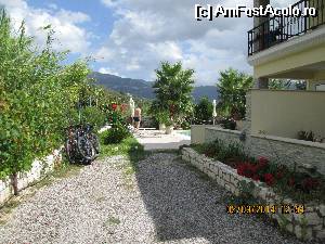 [P06] Aleea catre piscina din capatul curtii, pe langa vilele de la Azalea aparts din Vasiliki.  » foto by calatorul
 - 
<span class="allrVoted glyphicon glyphicon-heart hidden" id="av565258"></span>
<a class="m-l-10 hidden" id="sv565258" onclick="voting_Foto_DelVot(,565258,17520)" role="button">șterge vot <span class="glyphicon glyphicon-remove"></span></a>
<a id="v9565258" class=" c-red"  onclick="voting_Foto_SetVot(565258)" role="button"><span class="glyphicon glyphicon-heart-empty"></span> <b>LIKE</b> = Votează poza</a> <img class="hidden"  id="f565258W9" src="/imagini/loader.gif" border="0" /><span class="AjErrMes hidden" id="e565258ErM"></span>