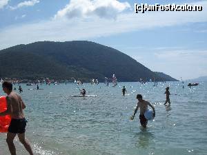 [P09] Apa golfului POndi din VAsiliki, limpede, mica si linistita, cu nisip fin in apa, in partea de drept a plajei, cum stai cu fata la mare.  » foto by calatorul
 - 
<span class="allrVoted glyphicon glyphicon-heart hidden" id="av566463"></span>
<a class="m-l-10 hidden" id="sv566463" onclick="voting_Foto_DelVot(,566463,17520)" role="button">șterge vot <span class="glyphicon glyphicon-remove"></span></a>
<a id="v9566463" class=" c-red"  onclick="voting_Foto_SetVot(566463)" role="button"><span class="glyphicon glyphicon-heart-empty"></span> <b>LIKE</b> = Votează poza</a> <img class="hidden"  id="f566463W9" src="/imagini/loader.gif" border="0" /><span class="AjErrMes hidden" id="e566463ErM"></span>