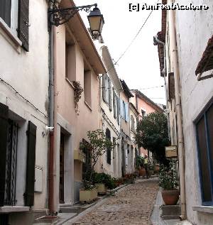 [P23] Arles Provence, pe o strada in panta, in fata celei mai inguste case (mai putin de 2m)  » foto by Dan-Ioan
 - 
<span class="allrVoted glyphicon glyphicon-heart hidden" id="av560196"></span>
<a class="m-l-10 hidden" id="sv560196" onclick="voting_Foto_DelVot(,560196,17531)" role="button">șterge vot <span class="glyphicon glyphicon-remove"></span></a>
<a id="v9560196" class=" c-red"  onclick="voting_Foto_SetVot(560196)" role="button"><span class="glyphicon glyphicon-heart-empty"></span> <b>LIKE</b> = Votează poza</a> <img class="hidden"  id="f560196W9" src="/imagini/loader.gif" border="0" /><span class="AjErrMes hidden" id="e560196ErM"></span>