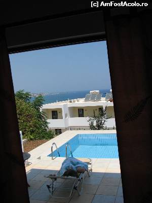 [P01] Prin usa camerei de la parter ajungi pe terasa si apoi la piscina proprie a apartamentului. In fata este cladirea receptiei si dincolo de ea se vede marea.  » foto by calatorul
 - 
<span class="allrVoted glyphicon glyphicon-heart hidden" id="av561987"></span>
<a class="m-l-10 hidden" id="sv561987" onclick="voting_Foto_DelVot(,561987,17543)" role="button">șterge vot <span class="glyphicon glyphicon-remove"></span></a>
<a id="v9561987" class=" c-red"  onclick="voting_Foto_SetVot(561987)" role="button"><span class="glyphicon glyphicon-heart-empty"></span> <b>LIKE</b> = Votează poza</a> <img class="hidden"  id="f561987W9" src="/imagini/loader.gif" border="0" /><span class="AjErrMes hidden" id="e561987ErM"></span>