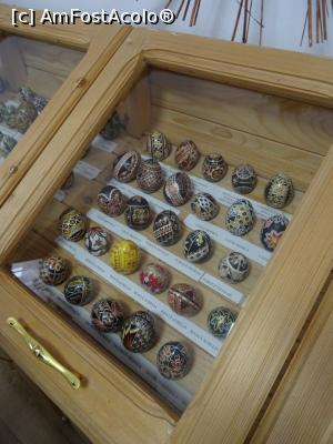 [P06] Vitrine cu ouă încondeiate. » foto by tata123 🔱
 - 
<span class="allrVoted glyphicon glyphicon-heart hidden" id="av1254009"></span>
<a class="m-l-10 hidden" id="sv1254009" onclick="voting_Foto_DelVot(,1254009,17554)" role="button">șterge vot <span class="glyphicon glyphicon-remove"></span></a>
<a id="v91254009" class=" c-red"  onclick="voting_Foto_SetVot(1254009)" role="button"><span class="glyphicon glyphicon-heart-empty"></span> <b>LIKE</b> = Votează poza</a> <img class="hidden"  id="f1254009W9" src="/imagini/loader.gif" border="0" /><span class="AjErrMes hidden" id="e1254009ErM"></span>