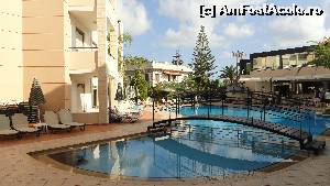 [P07] podul peste piscina » foto by simon_niculae
 - 
<span class="allrVoted glyphicon glyphicon-heart hidden" id="av563735"></span>
<a class="m-l-10 hidden" id="sv563735" onclick="voting_Foto_DelVot(,563735,17581)" role="button">șterge vot <span class="glyphicon glyphicon-remove"></span></a>
<a id="v9563735" class=" c-red"  onclick="voting_Foto_SetVot(563735)" role="button"><span class="glyphicon glyphicon-heart-empty"></span> <b>LIKE</b> = Votează poza</a> <img class="hidden"  id="f563735W9" src="/imagini/loader.gif" border="0" /><span class="AjErrMes hidden" id="e563735ErM"></span>