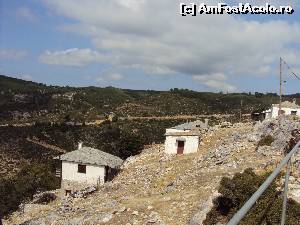 [P08] 8. Case la marginea prăpastiei spre vest. Drumul de acces spre sat poate fi supraveghat de departe.  » foto by msnd
 - 
<span class="allrVoted glyphicon glyphicon-heart hidden" id="av560845"></span>
<a class="m-l-10 hidden" id="sv560845" onclick="voting_Foto_DelVot(,560845,17583)" role="button">șterge vot <span class="glyphicon glyphicon-remove"></span></a>
<a id="v9560845" class=" c-red"  onclick="voting_Foto_SetVot(560845)" role="button"><span class="glyphicon glyphicon-heart-empty"></span> <b>LIKE</b> = Votează poza</a> <img class="hidden"  id="f560845W9" src="/imagini/loader.gif" border="0" /><span class="AjErrMes hidden" id="e560845ErM"></span>