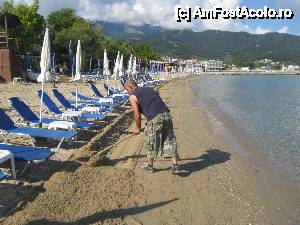 [P02] In fiecare dimineata, se face toaleta plajei » foto by dorgo
 - 
<span class="allrVoted glyphicon glyphicon-heart hidden" id="av454912"></span>
<a class="m-l-10 hidden" id="sv454912" onclick="voting_Foto_DelVot(,454912,17584)" role="button">șterge vot <span class="glyphicon glyphicon-remove"></span></a>
<a id="v9454912" class=" c-red"  onclick="voting_Foto_SetVot(454912)" role="button"><span class="glyphicon glyphicon-heart-empty"></span> <b>LIKE</b> = Votează poza</a> <img class="hidden"  id="f454912W9" src="/imagini/loader.gif" border="0" /><span class="AjErrMes hidden" id="e454912ErM"></span>