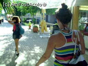 [P02] Faleza care margineste plaja din Skala Panaghia aflata pe stanga, iar pe dreapta tavernele si magazine.  » foto by calatorul
 - 
<span class="allrVoted glyphicon glyphicon-heart hidden" id="av817906"></span>
<a class="m-l-10 hidden" id="sv817906" onclick="voting_Foto_DelVot(,817906,17592)" role="button">șterge vot <span class="glyphicon glyphicon-remove"></span></a>
<a id="v9817906" class=" c-red"  onclick="voting_Foto_SetVot(817906)" role="button"><span class="glyphicon glyphicon-heart-empty"></span> <b>LIKE</b> = Votează poza</a> <img class="hidden"  id="f817906W9" src="/imagini/loader.gif" border="0" /><span class="AjErrMes hidden" id="e817906ErM"></span>