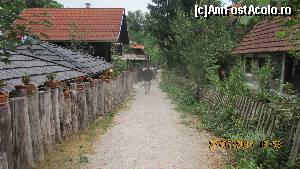 [P60] Pe uliţă; Restaurantul Petro în stânga, o căsuţă oarecare în dreapta » foto by crismis
 - 
<span class="allrVoted glyphicon glyphicon-heart hidden" id="av667585"></span>
<a class="m-l-10 hidden" id="sv667585" onclick="voting_Foto_DelVot(,667585,17597)" role="button">șterge vot <span class="glyphicon glyphicon-remove"></span></a>
<a id="v9667585" class=" c-red"  onclick="voting_Foto_SetVot(667585)" role="button"><span class="glyphicon glyphicon-heart-empty"></span> <b>LIKE</b> = Votează poza</a> <img class="hidden"  id="f667585W9" src="/imagini/loader.gif" border="0" /><span class="AjErrMes hidden" id="e667585ErM"></span>