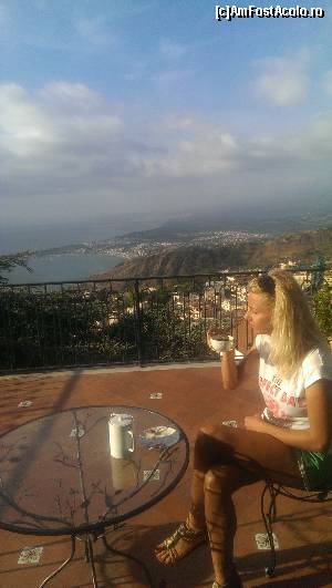 [P07] Cafeaua de pe terasa..., ar fi trebuit sa se vada si Etna, dar vizibilitatea era redusa, norii acopereau muntele » foto by Artana
 - 
<span class="allrVoted glyphicon glyphicon-heart hidden" id="av564266"></span>
<a class="m-l-10 hidden" id="sv564266" onclick="voting_Foto_DelVot(,564266,17602)" role="button">șterge vot <span class="glyphicon glyphicon-remove"></span></a>
<a id="v9564266" class=" c-red"  onclick="voting_Foto_SetVot(564266)" role="button"><span class="glyphicon glyphicon-heart-empty"></span> <b>LIKE</b> = Votează poza</a> <img class="hidden"  id="f564266W9" src="/imagini/loader.gif" border="0" /><span class="AjErrMes hidden" id="e564266ErM"></span>