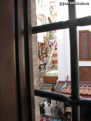[P12] Bazarul din Kusadasi vazut prin fereastra camerei de la etaj.  » foto by calatorul
 - 
<span class="allrVoted glyphicon glyphicon-heart hidden" id="av564917"></span>
<a class="m-l-10 hidden" id="sv564917" onclick="voting_Foto_DelVot(,564917,17620)" role="button">șterge vot <span class="glyphicon glyphicon-remove"></span></a>
<a id="v9564917" class=" c-red"  onclick="voting_Foto_SetVot(564917)" role="button"><span class="glyphicon glyphicon-heart-empty"></span> <b>LIKE</b> = Votează poza</a> <img class="hidden"  id="f564917W9" src="/imagini/loader.gif" border="0" /><span class="AjErrMes hidden" id="e564917ErM"></span>