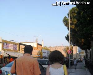 [P17] La capatul strazii se vad zidurile Caravanseraiului, si in spate minaretul moscheii centrale din KUsadasi » foto by calatorul
 - 
<span class="allrVoted glyphicon glyphicon-heart hidden" id="av565275"></span>
<a class="m-l-10 hidden" id="sv565275" onclick="voting_Foto_DelVot(,565275,17620)" role="button">șterge vot <span class="glyphicon glyphicon-remove"></span></a>
<a id="v9565275" class=" c-red"  onclick="voting_Foto_SetVot(565275)" role="button"><span class="glyphicon glyphicon-heart-empty"></span> <b>LIKE</b> = Votează poza</a> <img class="hidden"  id="f565275W9" src="/imagini/loader.gif" border="0" /><span class="AjErrMes hidden" id="e565275ErM"></span>