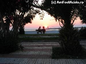 [P20] Apus de soare pe faleza principala din centrul statiunii Kusadasi.  » foto by calatorul
 - 
<span class="allrVoted glyphicon glyphicon-heart hidden" id="av682370"></span>
<a class="m-l-10 hidden" id="sv682370" onclick="voting_Foto_DelVot(,682370,17620)" role="button">șterge vot <span class="glyphicon glyphicon-remove"></span></a>
<a id="v9682370" class=" c-red"  onclick="voting_Foto_SetVot(682370)" role="button"><span class="glyphicon glyphicon-heart-empty"></span> <b>LIKE</b> = Votează poza</a> <img class="hidden"  id="f682370W9" src="/imagini/loader.gif" border="0" /><span class="AjErrMes hidden" id="e682370ErM"></span>