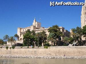 [P06] Palacio Real de la Almudaina si Catedrala La Seu in plina vegetatie mediteraneana.  » foto by AnAlina*
 - 
<span class="allrVoted glyphicon glyphicon-heart hidden" id="av481554"></span>
<a class="m-l-10 hidden" id="sv481554" onclick="voting_Foto_DelVot(,481554,17664)" role="button">șterge vot <span class="glyphicon glyphicon-remove"></span></a>
<a id="v9481554" class=" c-red"  onclick="voting_Foto_SetVot(481554)" role="button"><span class="glyphicon glyphicon-heart-empty"></span> <b>LIKE</b> = Votează poza</a> <img class="hidden"  id="f481554W9" src="/imagini/loader.gif" border="0" /><span class="AjErrMes hidden" id="e481554ErM"></span>