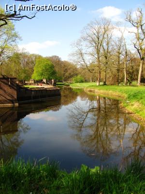 [P05] Canalele marginesc castelul, asa cum se cuvine in Olanda » foto by Radu Tudoran
 - 
<span class="allrVoted glyphicon glyphicon-heart hidden" id="av860322"></span>
<a class="m-l-10 hidden" id="sv860322" onclick="voting_Foto_DelVot(,860322,17711)" role="button">șterge vot <span class="glyphicon glyphicon-remove"></span></a>
<a id="v9860322" class=" c-red"  onclick="voting_Foto_SetVot(860322)" role="button"><span class="glyphicon glyphicon-heart-empty"></span> <b>LIKE</b> = Votează poza</a> <img class="hidden"  id="f860322W9" src="/imagini/loader.gif" border="0" /><span class="AjErrMes hidden" id="e860322ErM"></span>