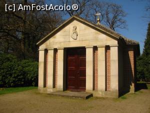 [P28] Micul mausoleu unde este depus corpul imparatului » foto by Radu Tudoran
 - 
<span class="allrVoted glyphicon glyphicon-heart hidden" id="av903434"></span>
<a class="m-l-10 hidden" id="sv903434" onclick="voting_Foto_DelVot(,903434,17711)" role="button">șterge vot <span class="glyphicon glyphicon-remove"></span></a>
<a id="v9903434" class=" c-red"  onclick="voting_Foto_SetVot(903434)" role="button"><span class="glyphicon glyphicon-heart-empty"></span> <b>LIKE</b> = Votează poza</a> <img class="hidden"  id="f903434W9" src="/imagini/loader.gif" border="0" /><span class="AjErrMes hidden" id="e903434ErM"></span>