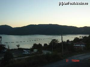 [P14] Vedere spre lac, de la piscine, pe inserate » foto by crismis
 - 
<span class="allrVoted glyphicon glyphicon-heart hidden" id="av574149"></span>
<a class="m-l-10 hidden" id="sv574149" onclick="voting_Foto_DelVot(,574149,17717)" role="button">șterge vot <span class="glyphicon glyphicon-remove"></span></a>
<a id="v9574149" class=" c-red"  onclick="voting_Foto_SetVot(574149)" role="button"><span class="glyphicon glyphicon-heart-empty"></span> <b>LIKE</b> = Votează poza</a> <img class="hidden"  id="f574149W9" src="/imagini/loader.gif" border="0" /><span class="AjErrMes hidden" id="e574149ErM"></span>
