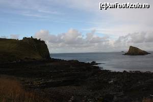 [P33] Plaja neagră iar sus pe faleză se văd ruinele castelului Duntulm.  » foto by ariciu*
 - 
<span class="allrVoted glyphicon glyphicon-heart hidden" id="av575231"></span>
<a class="m-l-10 hidden" id="sv575231" onclick="voting_Foto_DelVot(,575231,17740)" role="button">șterge vot <span class="glyphicon glyphicon-remove"></span></a>
<a id="v9575231" class=" c-red"  onclick="voting_Foto_SetVot(575231)" role="button"><span class="glyphicon glyphicon-heart-empty"></span> <b>LIKE</b> = Votează poza</a> <img class="hidden"  id="f575231W9" src="/imagini/loader.gif" border="0" /><span class="AjErrMes hidden" id="e575231ErM"></span>