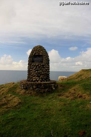 [P36] Monumentul de la intrare. Oițele pășteau nestingherite pe acolo. Doar oamenii nu aveau voie.  » foto by ariciu*
 - 
<span class="allrVoted glyphicon glyphicon-heart hidden" id="av575235"></span>
<a class="m-l-10 hidden" id="sv575235" onclick="voting_Foto_DelVot(,575235,17740)" role="button">șterge vot <span class="glyphicon glyphicon-remove"></span></a>
<a id="v9575235" class=" c-red"  onclick="voting_Foto_SetVot(575235)" role="button"><span class="glyphicon glyphicon-heart-empty"></span> <b>LIKE</b> = Votează poza</a> <img class="hidden"  id="f575235W9" src="/imagini/loader.gif" border="0" /><span class="AjErrMes hidden" id="e575235ErM"></span>