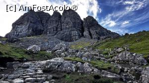[P33] Old Man of Storr » foto by Mika
 - 
<span class="allrVoted glyphicon glyphicon-heart hidden" id="av1487267"></span>
<a class="m-l-10 hidden" id="sv1487267" onclick="voting_Foto_DelVot(,1487267,17740)" role="button">șterge vot <span class="glyphicon glyphicon-remove"></span></a>
<a id="v91487267" class=" c-red"  onclick="voting_Foto_SetVot(1487267)" role="button"><span class="glyphicon glyphicon-heart-empty"></span> <b>LIKE</b> = Votează poza</a> <img class="hidden"  id="f1487267W9" src="/imagini/loader.gif" border="0" /><span class="AjErrMes hidden" id="e1487267ErM"></span>