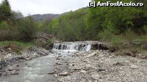 [P05] Vila Negras - cascada din fata cabanei » foto by ririmia
 - 
<span class="allrVoted glyphicon glyphicon-heart hidden" id="av616169"></span>
<a class="m-l-10 hidden" id="sv616169" onclick="voting_Foto_DelVot(,616169,17769)" role="button">șterge vot <span class="glyphicon glyphicon-remove"></span></a>
<a id="v9616169" class=" c-red"  onclick="voting_Foto_SetVot(616169)" role="button"><span class="glyphicon glyphicon-heart-empty"></span> <b>LIKE</b> = Votează poza</a> <img class="hidden"  id="f616169W9" src="/imagini/loader.gif" border="0" /><span class="AjErrMes hidden" id="e616169ErM"></span>