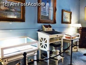 [P10] Sala de la parter cu obiecte personale ale kaiserului Wilhelm II. În tablou apare kaiserul Willian II îmbrăcat în uniformă de marinar și stând pe terasa palatului Achilleion. În centru este scaunul-șa original, folosit de kaiser.  » foto by Lucien
 - 
<span class="allrVoted glyphicon glyphicon-heart hidden" id="av841143"></span>
<a class="m-l-10 hidden" id="sv841143" onclick="voting_Foto_DelVot(,841143,17783)" role="button">șterge vot <span class="glyphicon glyphicon-remove"></span></a>
<a id="v9841143" class=" c-red"  onclick="voting_Foto_SetVot(841143)" role="button"><span class="glyphicon glyphicon-heart-empty"></span> <b>LIKE</b> = Votează poza</a> <img class="hidden"  id="f841143W9" src="/imagini/loader.gif" border="0" /><span class="AjErrMes hidden" id="e841143ErM"></span>