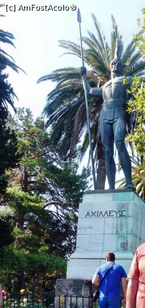 [P23] Impunătoarea statuie a lui ”Achile victorios”. Statuia are 4,5 t de bronz, o înălțime de 5,5 m (de la bază până în vârful lancei), sau 11,5 m cu tot cu piedestal.  » foto by Lucien
 - 
<span class="allrVoted glyphicon glyphicon-heart hidden" id="av841178"></span>
<a class="m-l-10 hidden" id="sv841178" onclick="voting_Foto_DelVot(,841178,17783)" role="button">șterge vot <span class="glyphicon glyphicon-remove"></span></a>
<a id="v9841178" class=" c-red"  onclick="voting_Foto_SetVot(841178)" role="button"><span class="glyphicon glyphicon-heart-empty"></span> <b>LIKE</b> = Votează poza</a> <img class="hidden"  id="f841178W9" src="/imagini/loader.gif" border="0" /><span class="AjErrMes hidden" id="e841178ErM"></span>