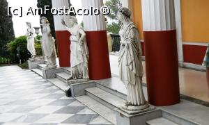 [P04] Vedem latura stângă a peristilului. Statuile îl reprezintă pe Apollo urmat de cele trei Grații, zeițe ale bucuriei, farmecului și frumuseții. După Grații (nu apare în imagine) este o statuie reprezentând (inovația lui Sisi) Filozofia Creștină.  » foto by Lucien
 - 
<span class="allrVoted glyphicon glyphicon-heart hidden" id="av841137"></span>
<a class="m-l-10 hidden" id="sv841137" onclick="voting_Foto_DelVot(,841137,17783)" role="button">șterge vot <span class="glyphicon glyphicon-remove"></span></a>
<a id="v9841137" class=" c-red"  onclick="voting_Foto_SetVot(841137)" role="button"><span class="glyphicon glyphicon-heart-empty"></span> <b>LIKE</b> = Votează poza</a> <img class="hidden"  id="f841137W9" src="/imagini/loader.gif" border="0" /><span class="AjErrMes hidden" id="e841137ErM"></span>