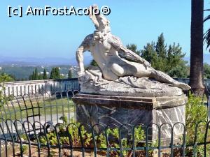 [P06] Statuia lui ”Ahile muribund” (Ernst Herter, 1984), simbol al palatului și piesa centrală a Grădinilor Achilleion. Statuia îl reprezintă pe Ahile care încearcă să scoată din călcâi săgeata fatală trasă de Paris. Fața sa este plină de durere. Privește spre cer căutând ajutorul » foto by Lucien
 - 
<span class="allrVoted glyphicon glyphicon-heart hidden" id="av841139"></span>
<a class="m-l-10 hidden" id="sv841139" onclick="voting_Foto_DelVot(,841139,17783)" role="button">șterge vot <span class="glyphicon glyphicon-remove"></span></a>
<a id="v9841139" class=" c-red"  onclick="voting_Foto_SetVot(841139)" role="button"><span class="glyphicon glyphicon-heart-empty"></span> <b>LIKE</b> = Votează poza</a> <img class="hidden"  id="f841139W9" src="/imagini/loader.gif" border="0" /><span class="AjErrMes hidden" id="e841139ErM"></span>