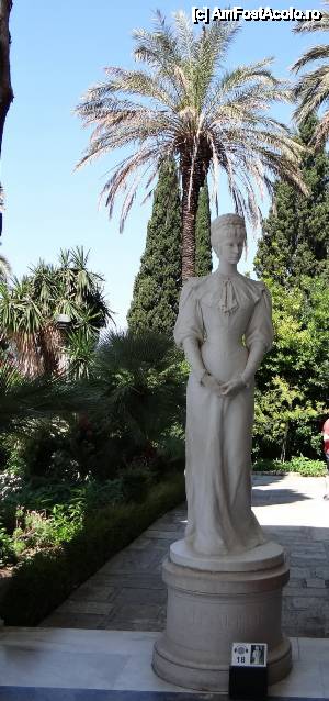 [P06] statuia împărătesei, la intrarea în palat » foto by baby eyes
 - 
<span class="allrVoted glyphicon glyphicon-heart hidden" id="av444437"></span>
<a class="m-l-10 hidden" id="sv444437" onclick="voting_Foto_DelVot(,444437,17783)" role="button">șterge vot <span class="glyphicon glyphicon-remove"></span></a>
<a id="v9444437" class=" c-red"  onclick="voting_Foto_SetVot(444437)" role="button"><span class="glyphicon glyphicon-heart-empty"></span> <b>LIKE</b> = Votează poza</a> <img class="hidden"  id="f444437W9" src="/imagini/loader.gif" border="0" /><span class="AjErrMes hidden" id="e444437ErM"></span>