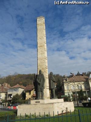 [P03] Obeliscul Horea, Cloșca și Crișan situat lângă parcarea hotelului » foto by tata123 🔱
 - 
<span class="allrVoted glyphicon glyphicon-heart hidden" id="av578999"></span>
<a class="m-l-10 hidden" id="sv578999" onclick="voting_Foto_DelVot(,578999,17784)" role="button">șterge vot <span class="glyphicon glyphicon-remove"></span></a>
<a id="v9578999" class=" c-red"  onclick="voting_Foto_SetVot(578999)" role="button"><span class="glyphicon glyphicon-heart-empty"></span> <b>LIKE</b> = Votează poza</a> <img class="hidden"  id="f578999W9" src="/imagini/loader.gif" border="0" /><span class="AjErrMes hidden" id="e578999ErM"></span>