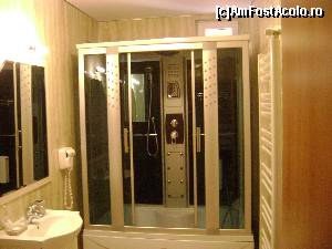 [P04] Pensiunea Luiza - cabina de duș, uscătorul de păr și chiuveta » foto by costy69*
 - 
<span class="allrVoted glyphicon glyphicon-heart hidden" id="av579139"></span>
<a class="m-l-10 hidden" id="sv579139" onclick="voting_Foto_DelVot(,579139,17785)" role="button">șterge vot <span class="glyphicon glyphicon-remove"></span></a>
<a id="v9579139" class=" c-red"  onclick="voting_Foto_SetVot(579139)" role="button"><span class="glyphicon glyphicon-heart-empty"></span> <b>LIKE</b> = Votează poza</a> <img class="hidden"  id="f579139W9" src="/imagini/loader.gif" border="0" /><span class="AjErrMes hidden" id="e579139ErM"></span>