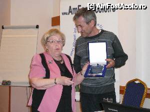 [P13] Momentul oferirii plachetei aniversare » foto by Claudiu U.
 - 
<span class="allrVoted glyphicon glyphicon-heart hidden" id="av614368"></span>
<a class="m-l-10 hidden" id="sv614368" onclick="voting_Foto_DelVot(,614368,17815)" role="button">șterge vot <span class="glyphicon glyphicon-remove"></span></a>
<a id="v9614368" class=" c-red"  onclick="voting_Foto_SetVot(614368)" role="button"><span class="glyphicon glyphicon-heart-empty"></span> <b>LIKE</b> = Votează poza</a> <img class="hidden"  id="f614368W9" src="/imagini/loader.gif" border="0" /><span class="AjErrMes hidden" id="e614368ErM"></span>