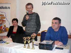 [P06] Acelaşi discurs. Cupele şi diplomele aşteaptă să fie înmânate premianţilor » foto by Claudiu U.
 - 
<span class="allrVoted glyphicon glyphicon-heart hidden" id="av614353"></span>
<a class="m-l-10 hidden" id="sv614353" onclick="voting_Foto_DelVot(,614353,17815)" role="button">șterge vot <span class="glyphicon glyphicon-remove"></span></a>
<a id="v9614353" class=" c-red"  onclick="voting_Foto_SetVot(614353)" role="button"><span class="glyphicon glyphicon-heart-empty"></span> <b>LIKE</b> = Votează poza</a> <img class="hidden"  id="f614353W9" src="/imagini/loader.gif" border="0" /><span class="AjErrMes hidden" id="e614353ErM"></span>