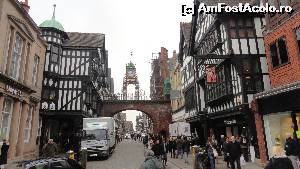 [P03] Chester: suntem in inima orasului; in plan secund, frontal, zidul orasului cu ceasornicul Eastgate Clock » foto by zuftim
 - 
<span class="allrVoted glyphicon glyphicon-heart hidden" id="av581474"></span>
<a class="m-l-10 hidden" id="sv581474" onclick="voting_Foto_DelVot(,581474,17820)" role="button">șterge vot <span class="glyphicon glyphicon-remove"></span></a>
<a id="v9581474" class=" c-red"  onclick="voting_Foto_SetVot(581474)" role="button"><span class="glyphicon glyphicon-heart-empty"></span> <b>LIKE</b> = Votează poza</a> <img class="hidden"  id="f581474W9" src="/imagini/loader.gif" border="0" /><span class="AjErrMes hidden" id="e581474ErM"></span>