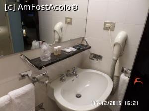 [P17] Un colț al băii cu produsele de toaletă gratuite » foto by Alina53
 - 
<span class="allrVoted glyphicon glyphicon-heart hidden" id="av715825"></span>
<a class="m-l-10 hidden" id="sv715825" onclick="voting_Foto_DelVot(,715825,17888)" role="button">șterge vot <span class="glyphicon glyphicon-remove"></span></a>
<a id="v9715825" class=" c-red"  onclick="voting_Foto_SetVot(715825)" role="button"><span class="glyphicon glyphicon-heart-empty"></span> <b>LIKE</b> = Votează poza</a> <img class="hidden"  id="f715825W9" src="/imagini/loader.gif" border="0" /><span class="AjErrMes hidden" id="e715825ErM"></span>