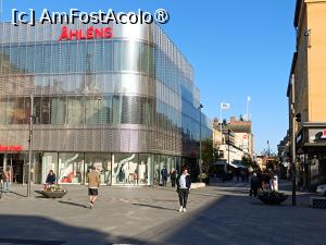 [P67] Uppsala, Piața Mare, Magazinul Åhléns, o clădire din inox și sticlă și Strada pietonală Svartbacksgatan » foto by mprofeanu
 - 
<span class="allrVoted glyphicon glyphicon-heart hidden" id="av1513443"></span>
<a class="m-l-10 hidden" id="sv1513443" onclick="voting_Foto_DelVot(,1513443,17905)" role="button">șterge vot <span class="glyphicon glyphicon-remove"></span></a>
<a id="v91513443" class=" c-red"  onclick="voting_Foto_SetVot(1513443)" role="button"><span class="glyphicon glyphicon-heart-empty"></span> <b>LIKE</b> = Votează poza</a> <img class="hidden"  id="f1513443W9" src="/imagini/loader.gif" border="0" /><span class="AjErrMes hidden" id="e1513443ErM"></span>