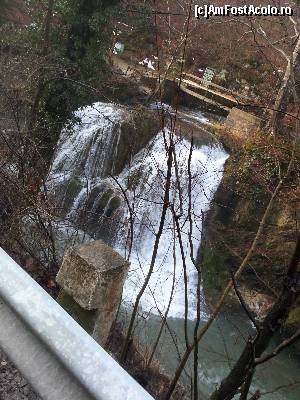 [P10] Prima intalnire cu Cascada Bigar. In partea stanga efectul suvitelor care se preling pe ciuperca de muschi este mai evident decta in dreapta unde paraul Bigar are debitul mai mare » foto by Dan&Ema
 - 
<span class="allrVoted glyphicon glyphicon-heart hidden" id="av588912"></span>
<a class="m-l-10 hidden" id="sv588912" onclick="voting_Foto_DelVot(,588912,17936)" role="button">șterge vot <span class="glyphicon glyphicon-remove"></span></a>
<a id="v9588912" class=" c-red"  onclick="voting_Foto_SetVot(588912)" role="button"><span class="glyphicon glyphicon-heart-empty"></span> <b>LIKE</b> = Votează poza</a> <img class="hidden"  id="f588912W9" src="/imagini/loader.gif" border="0" /><span class="AjErrMes hidden" id="e588912ErM"></span>