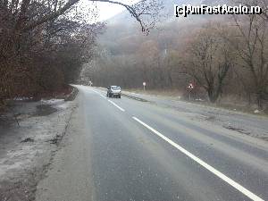 [P06] Cadru in care in partea dreapta se remarca scuarul cu banda suplimentara pentru parcare. 
Carosabilul impecabil » foto by Dan&Ema
 - 
<span class="allrVoted glyphicon glyphicon-heart hidden" id="av588908"></span>
<a class="m-l-10 hidden" id="sv588908" onclick="voting_Foto_DelVot(,588908,17936)" role="button">șterge vot <span class="glyphicon glyphicon-remove"></span></a>
<a id="v9588908" class=" c-red"  onclick="voting_Foto_SetVot(588908)" role="button"><span class="glyphicon glyphicon-heart-empty"></span> <b>LIKE</b> = Votează poza</a> <img class="hidden"  id="f588908W9" src="/imagini/loader.gif" border="0" /><span class="AjErrMes hidden" id="e588908ErM"></span>